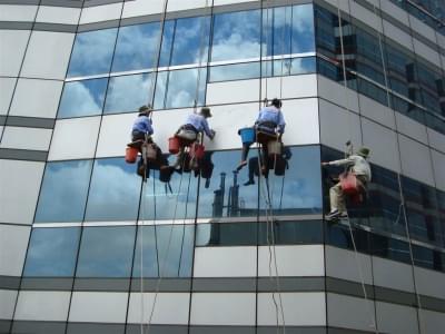 Vệ sinh kính mặt ngoài tòa nhà